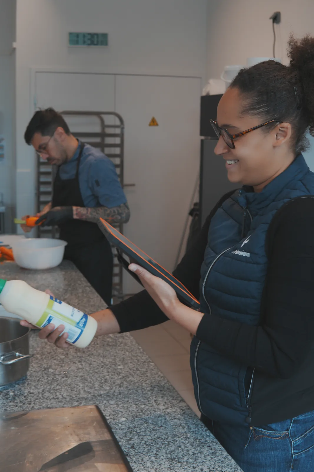 Echipă care folosește o tabletă Traceo pentru trasabilitatea unui ingredient.