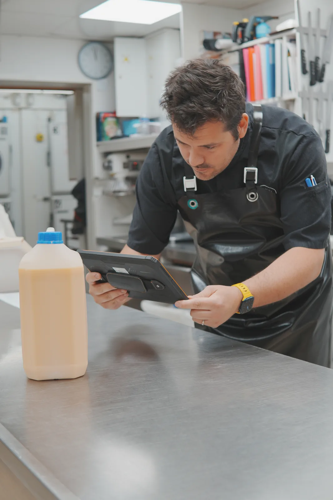 Profesionist care înregistrează lotul unui ingredient cu o tabletă Traceo.