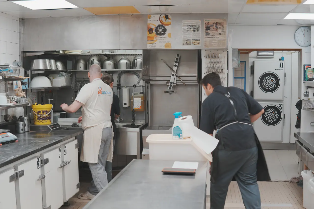 Cuisine professionnelle avec chambres froides, plan de travail en inox et produit de nettoyage