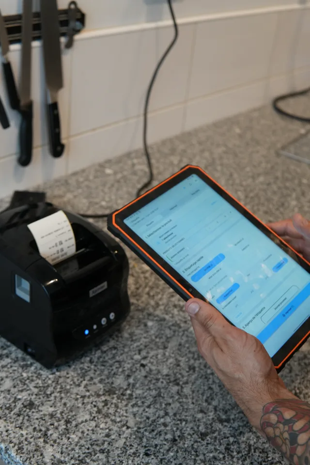 Impression immédiate d’une étiquette depuis une tablette Traceo en cuisine.