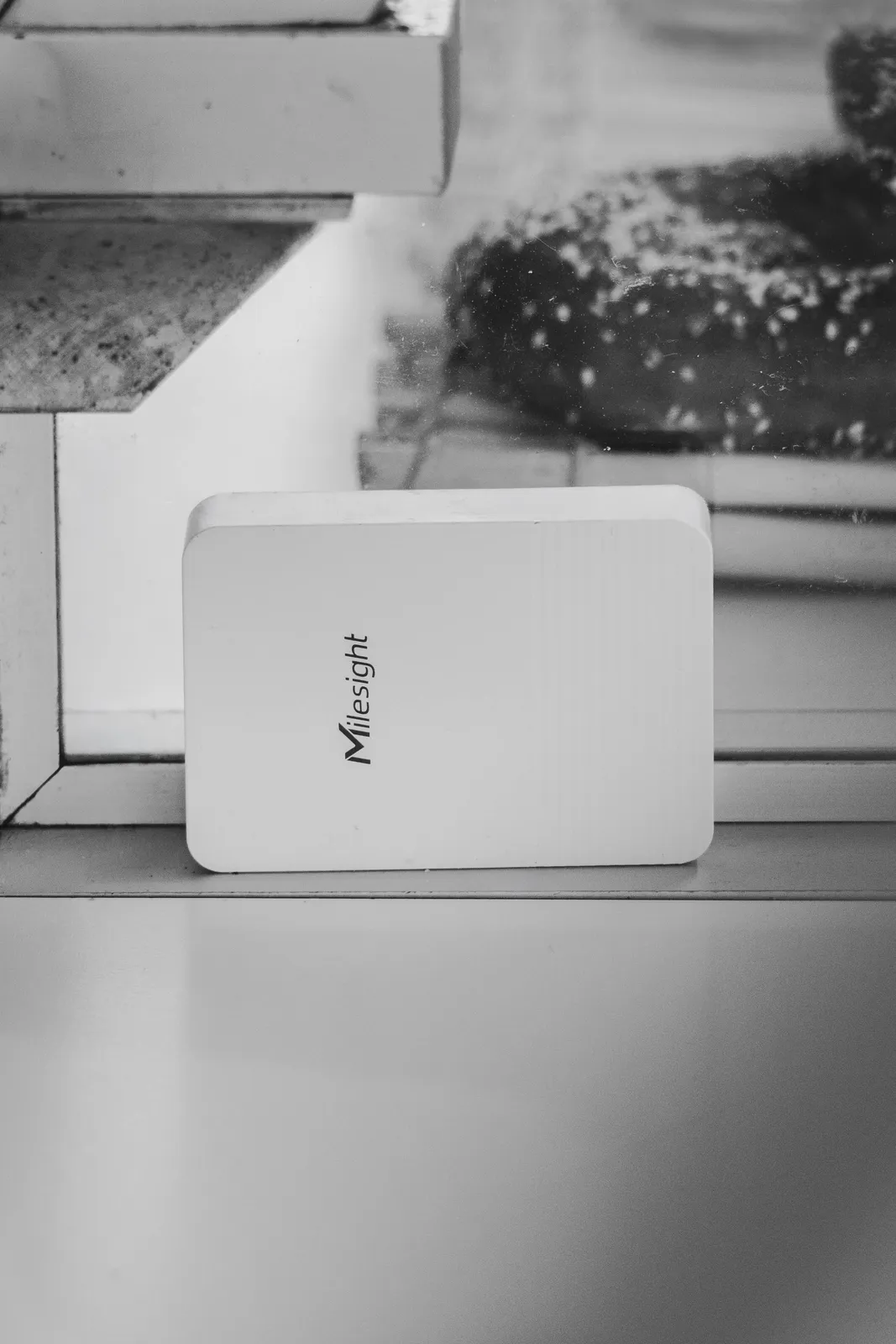 Nærbilde av en Milesight-temperatursensor i en utstillingsdisk.