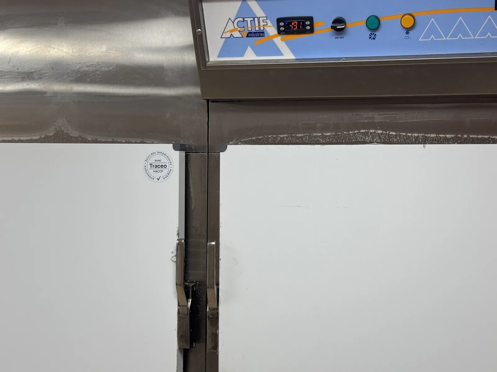 Cameră frigorifică profesională identificată pentru monitorizarea automată a temperaturii.